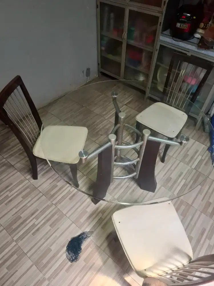 Satu set meja dan kursi makan