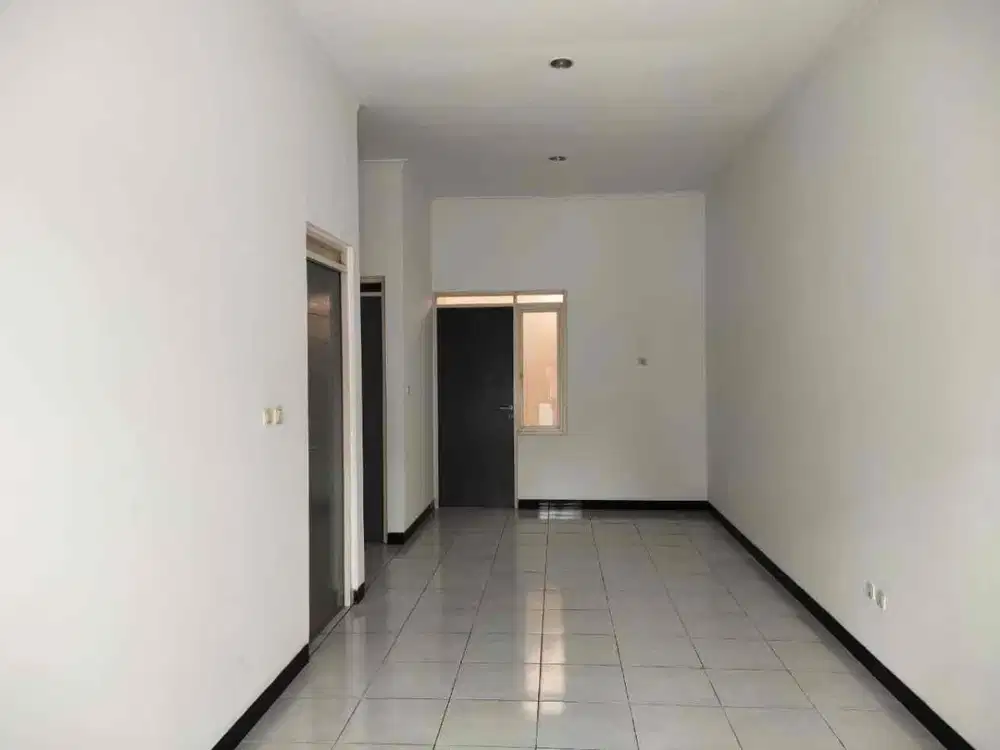 repost 

Jual tki 3
Harga :1.050 m   nego 

Lt 84
LB 60 
Lebar 6m
2kt
1km
1300 w
Utara
Bonus ac

Nvn/YL
