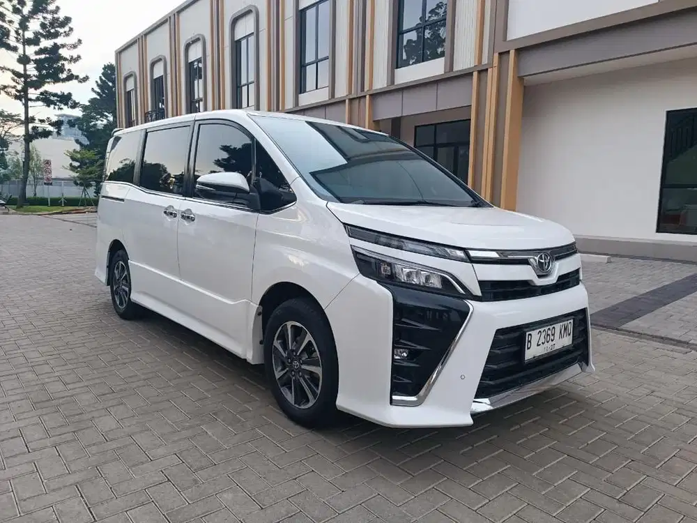 [LOW KM] Toyota Voxy 2.0 AT 2020