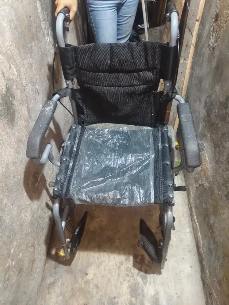 Kursi roda baru sekali pake