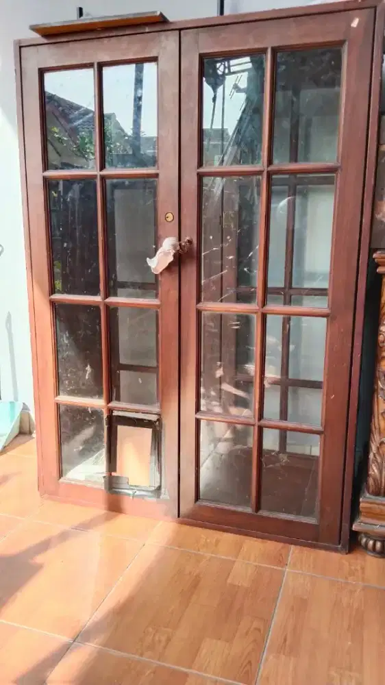 Lemari kaca jati