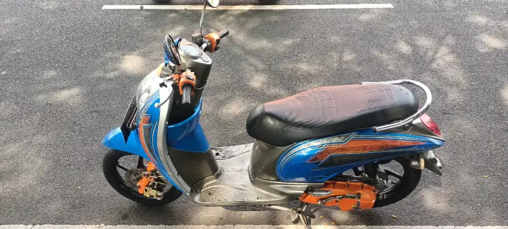 Di jual motor honda scoopy tahun 2011 surat BPKB saja pajak of minat