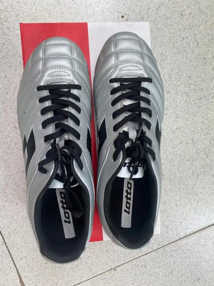 Sepatu Bola Lotto