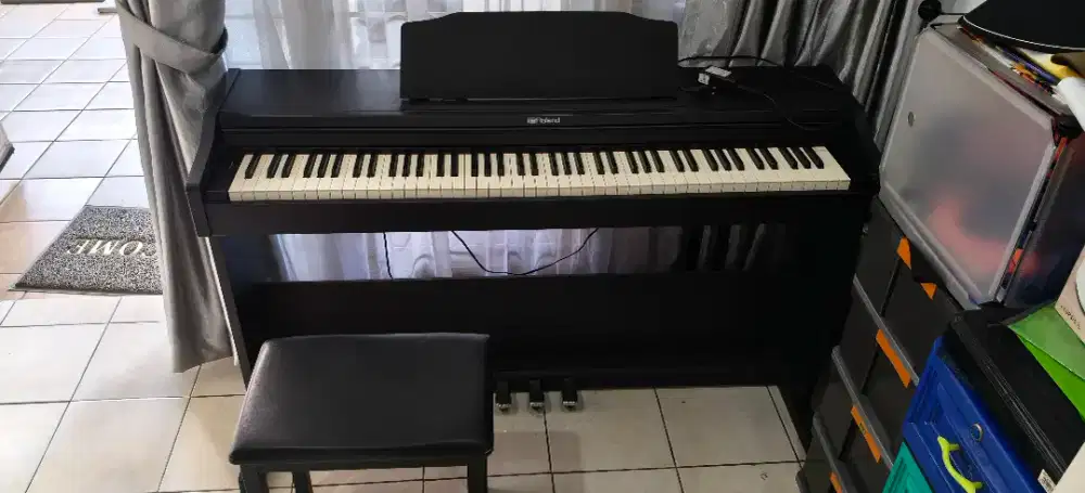 Piano elektrik merk Roland
