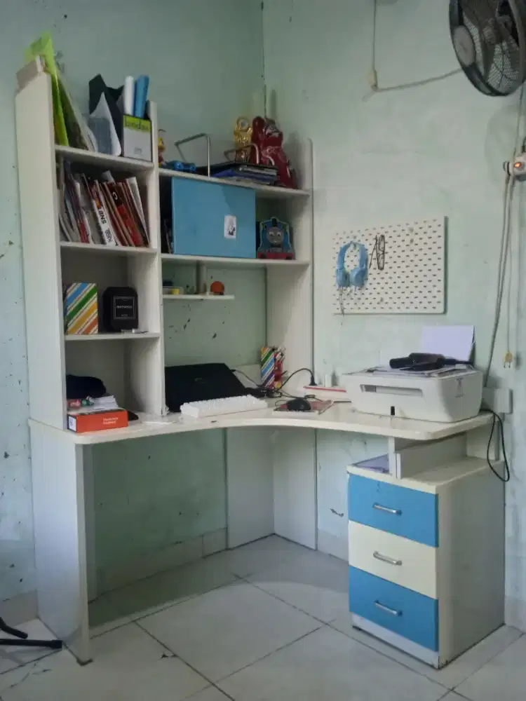 Kamar set Informa divan, lemari baju, meja belajar