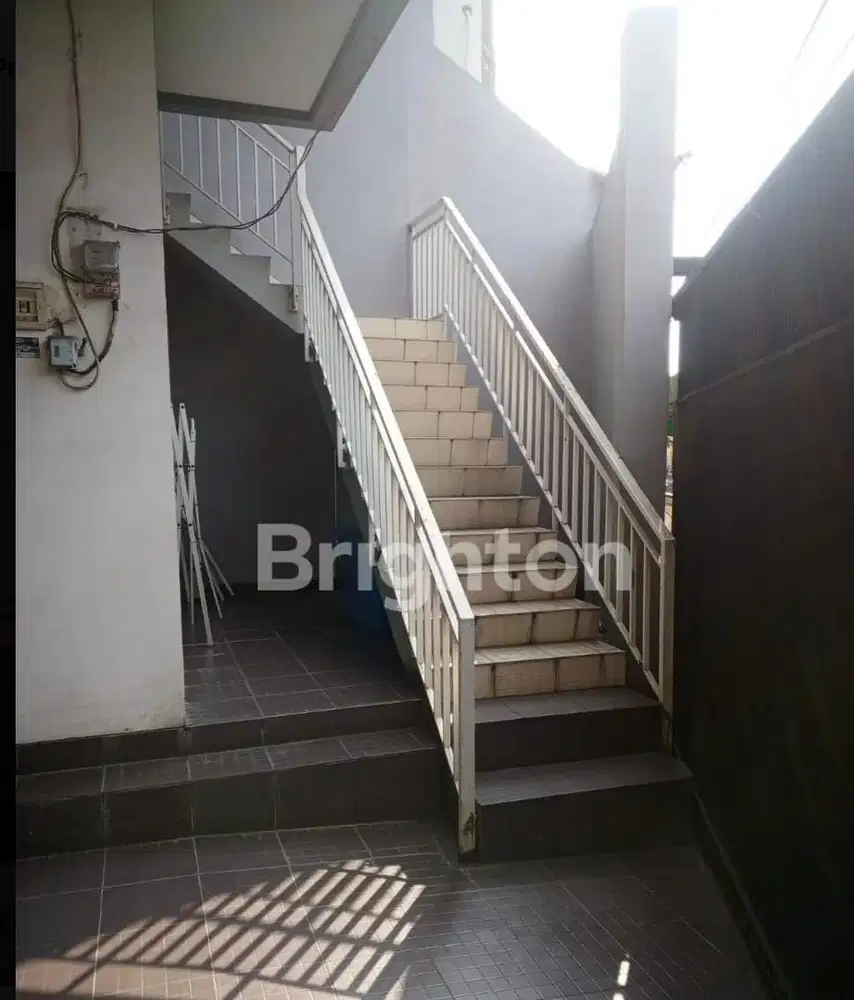 Sewa Rumah 3 lantai Strategis murah