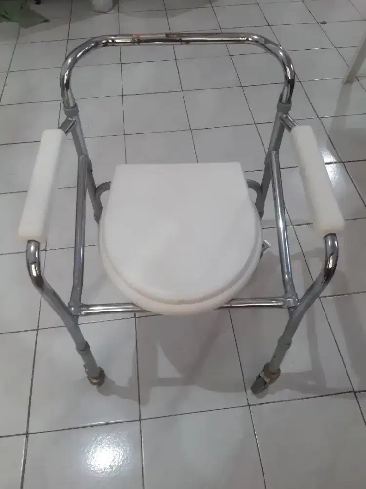 Kursi BAB dengan roda