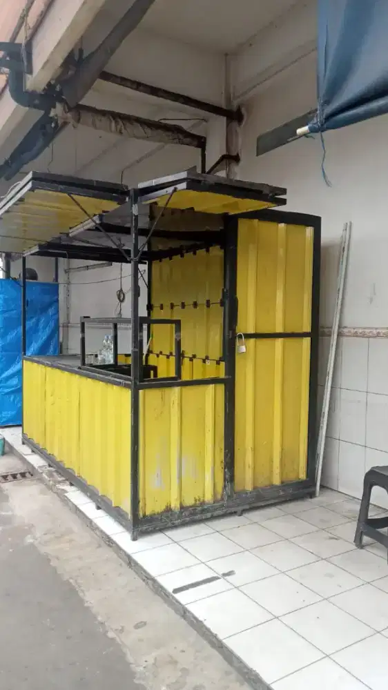 Booth container
