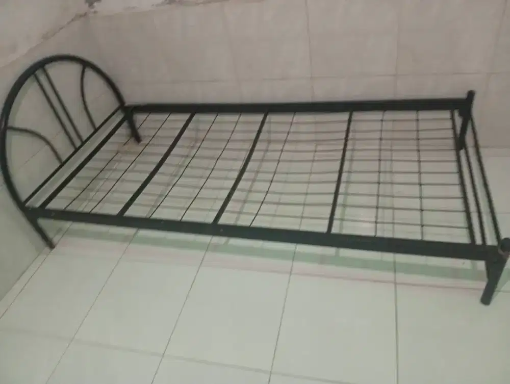 Rangka tempat tidur besi 3 kaki kondisi sesuai foto tanpa matras