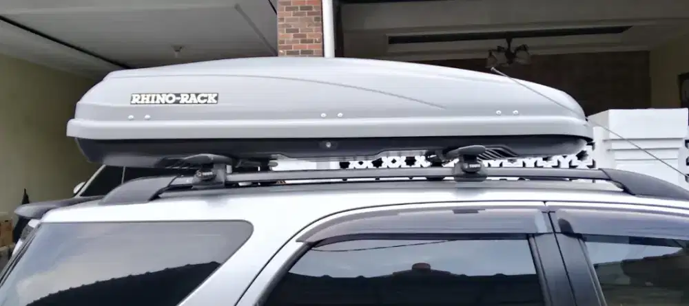 Roofbox  Rhino rack RMF440,
440 liter original. Made in Philippine