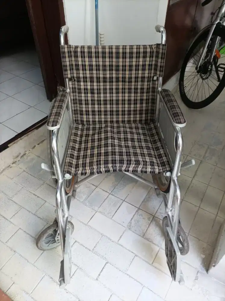 Kursi Roda Kotak-kotak Aluminium
