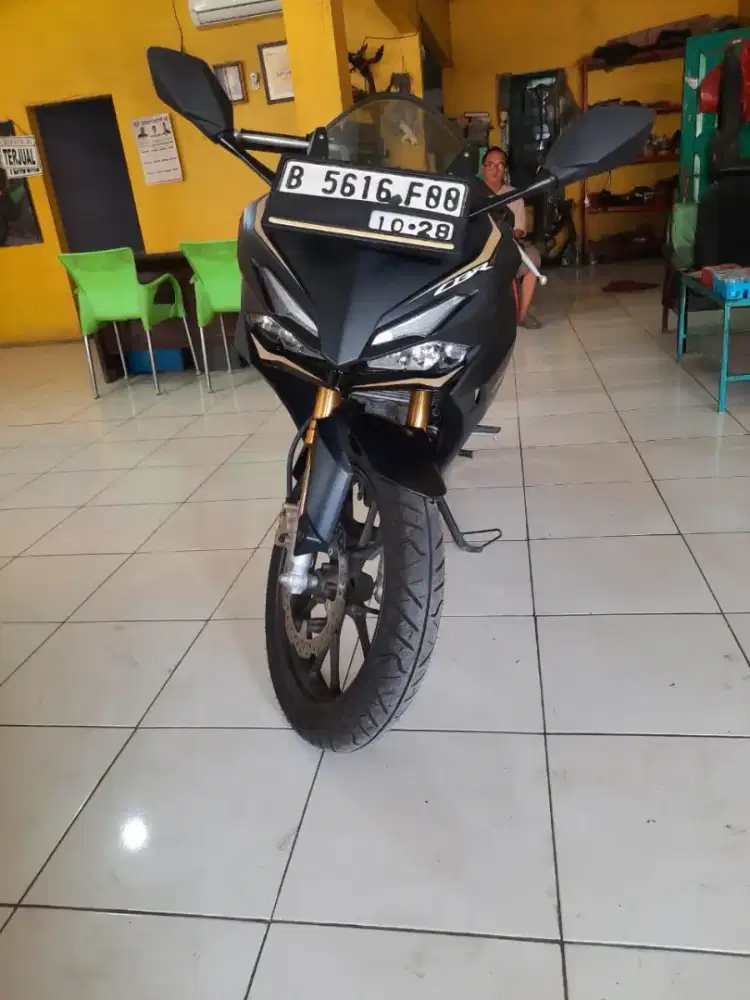 Dijual Honda CBR 150 cc Warna Hitam Gold