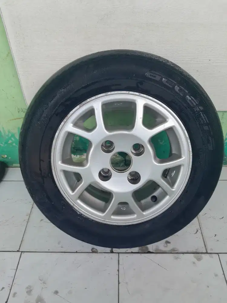 Velg dan ban mobil R13/70/175 vcd 110