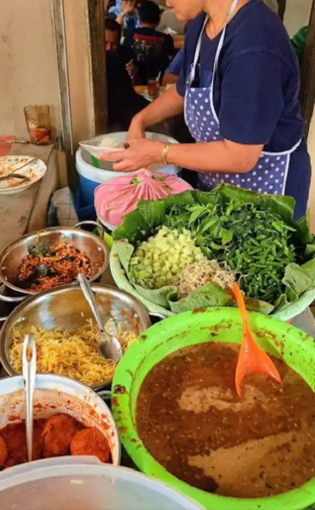 Lowongan: Karyawan Warung Nasi Pecel.  Lokasi: The Breeze BSD