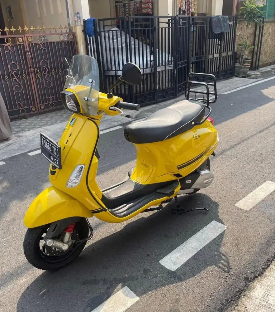 Vespa s 125 kuning