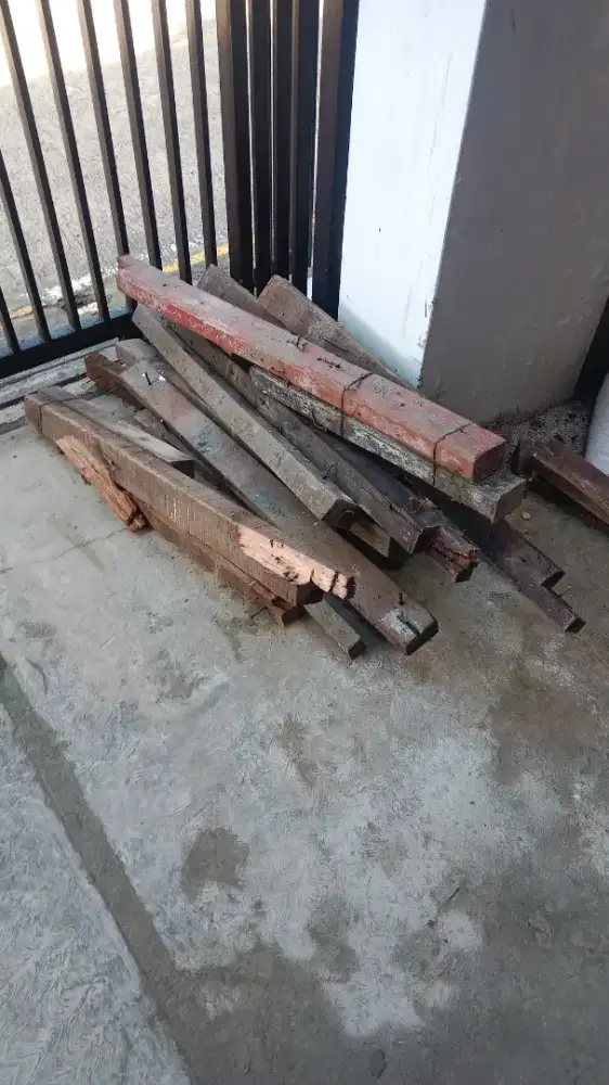 kayu bakar sisa bangunan