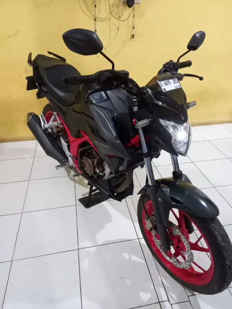 Honda cb150r 2020 hitam