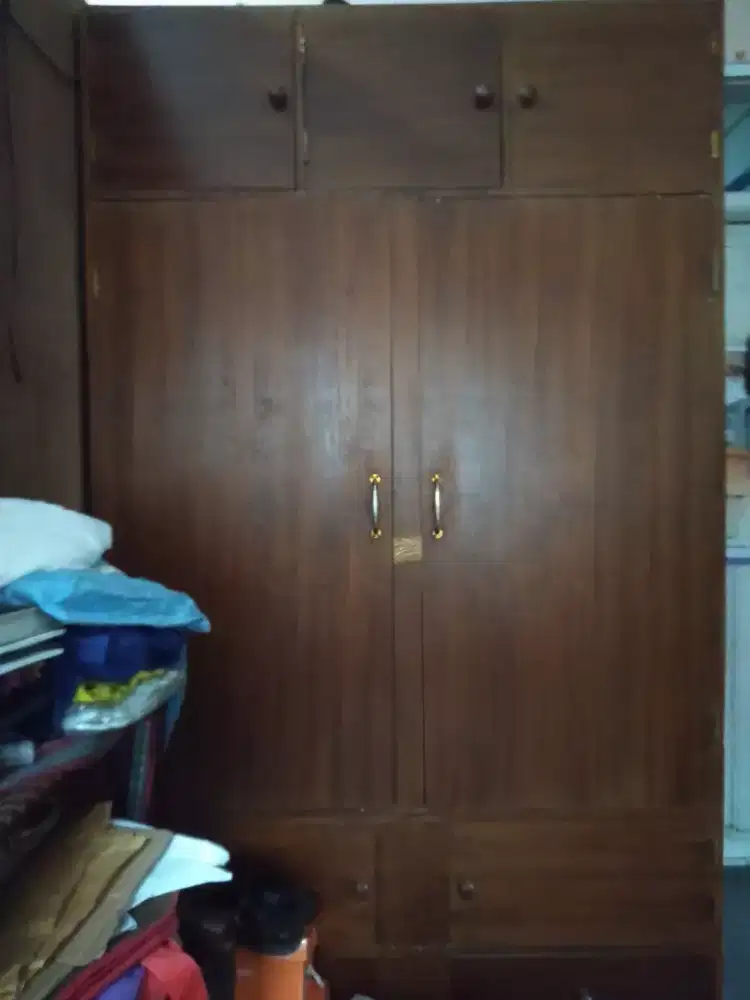 biasaan lemari baju kayu