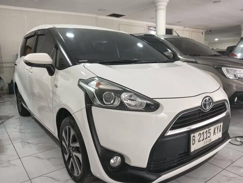 Toyota Sienta v at DP 5jt tahun 2017