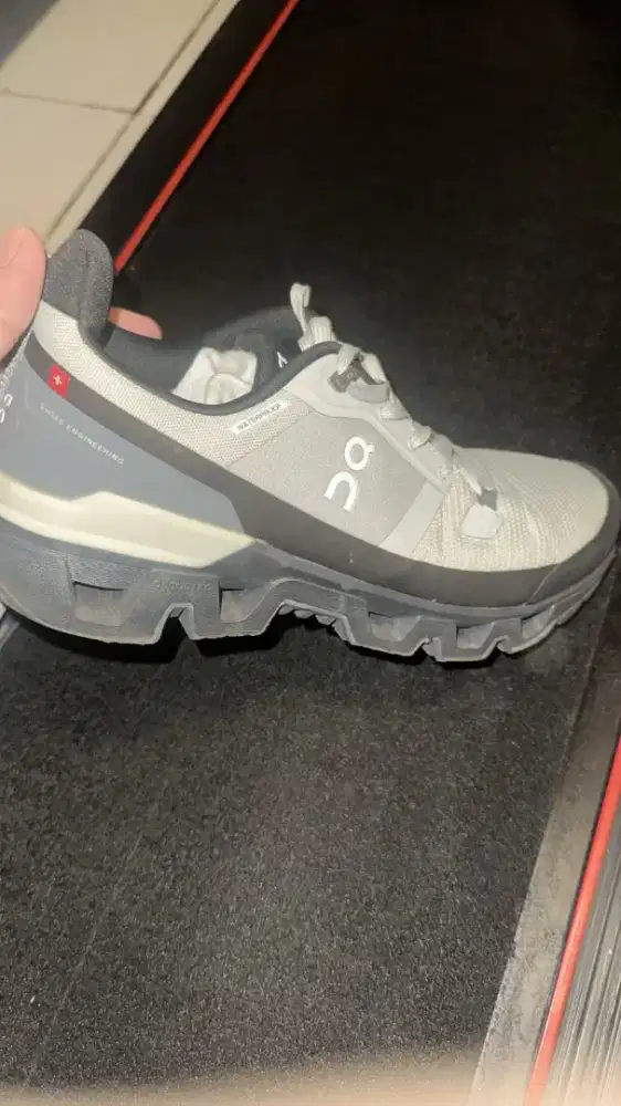 Sepatu trail run on cloud wander