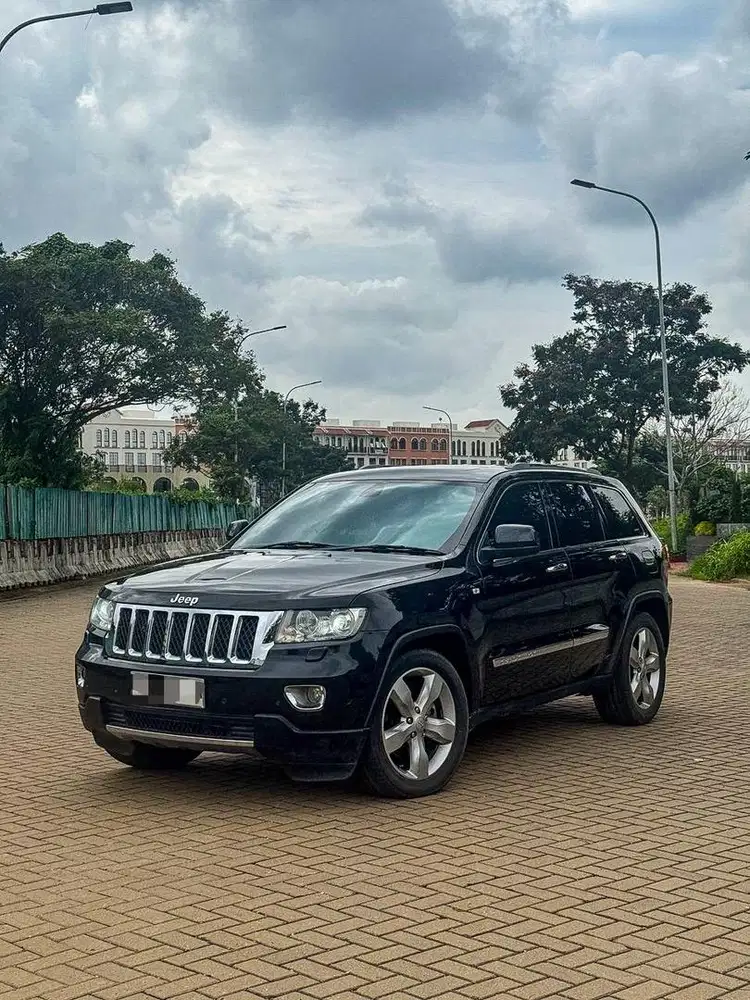 Jeep Grand Cherokee 2012 5.7 V8 Hemi Overland Cherokee 2013 hitam bu