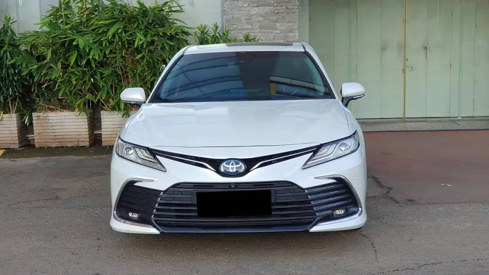 Toyota Camry 2.5 Hybrid TSS Sunroof JBL AT Putih 2023 Like New Record