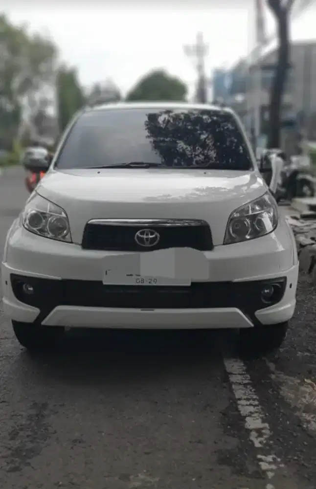 Di jual mobil rush tahun 2014 km masih low