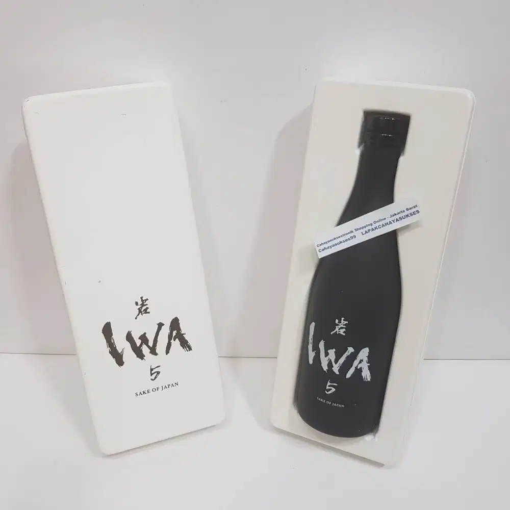Botol Kosong Antik IWA 720ml Bekas Minuman Import Koleksi Hiasan Kamar