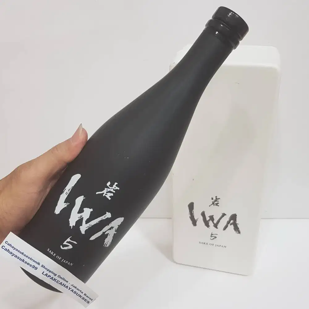 Botol Kosong Antik IWA 720ml Bekas Minuman Import Koleksi Hiasan Kamar