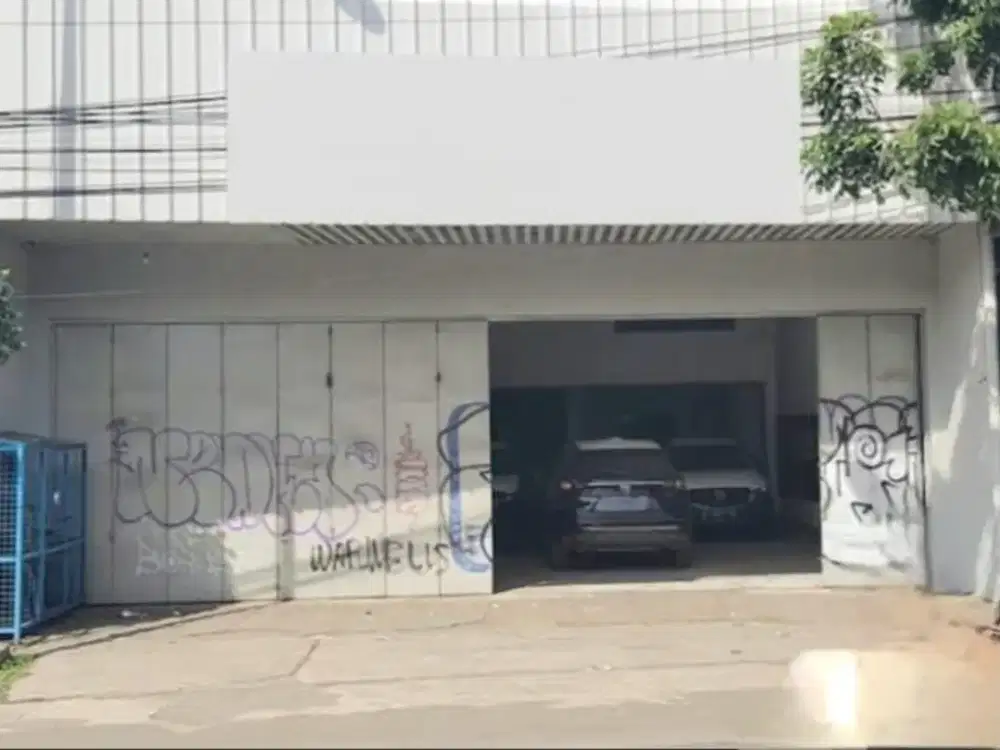Showroom Lokasi Premium di Dekat Pintu Tol di Jalan Raya Sultan Agung, Bekasi