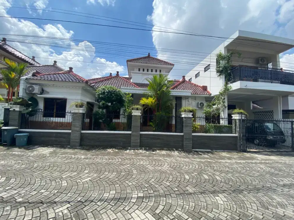 DI JUAL RUMAH SEMI FURNISHED LUAS 280 m2 Di MAGUWOHARJO DEKAT PAKUWON MALL JOGJA