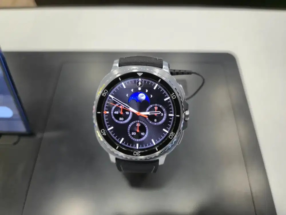 Samsung Galaxy Watch 8 Classic - Free Strap Watch Hybrid