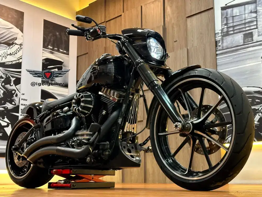 Harley Softail Breakout Hitam 2013