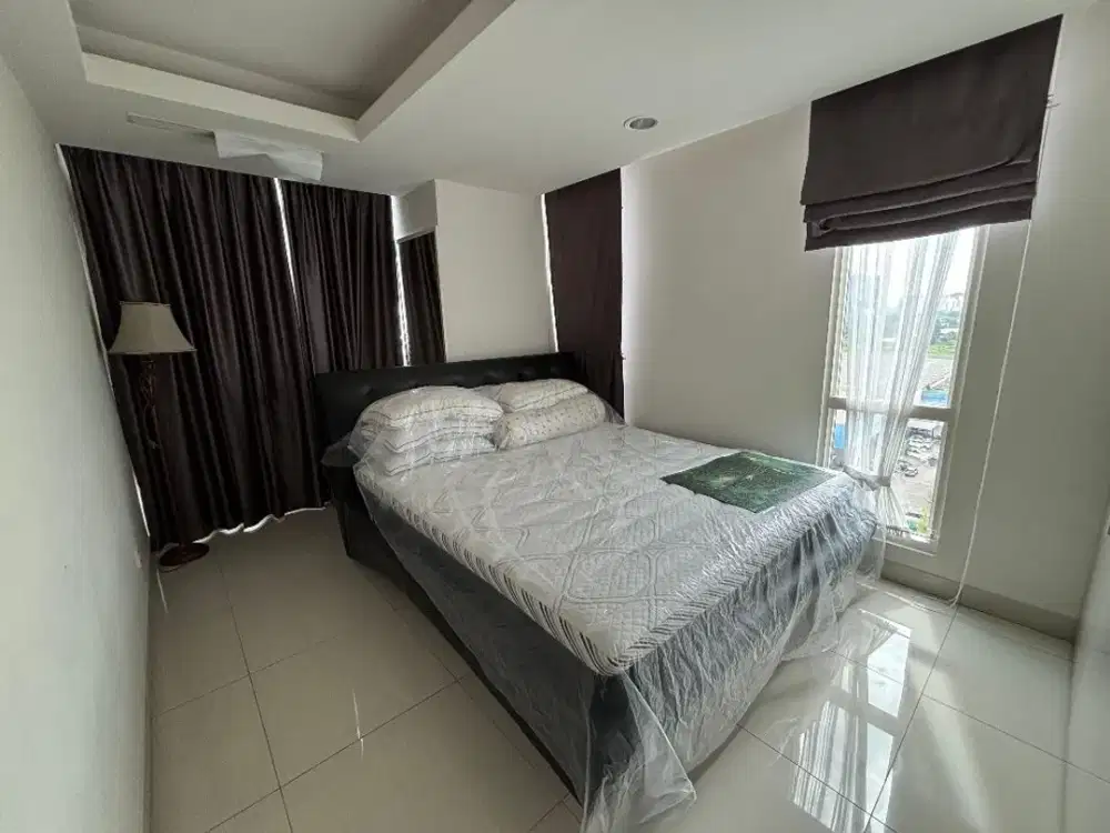 Unit 2BR + 1 dengan 3 KM furnished posisi corner di The Kensington Royal Suite, Kelapa Gading Jakarta Utara
