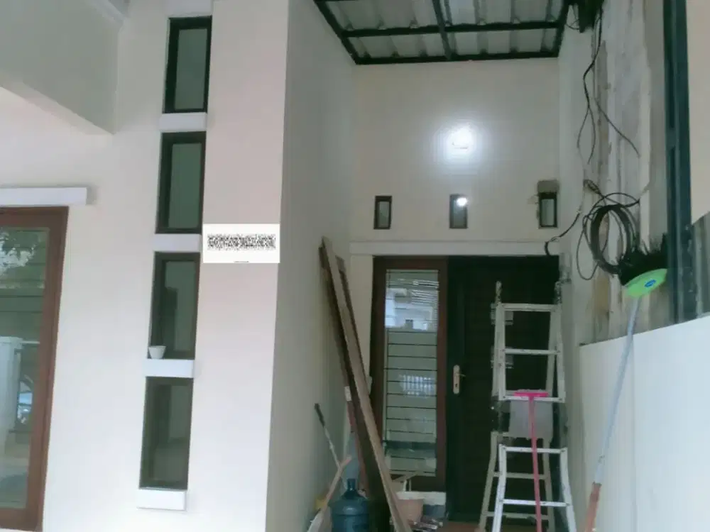 Disewakan rumah 2 lantai mezanin sudah renovasi siap huni di Harapan Indah Cluster Aralia Bekasi