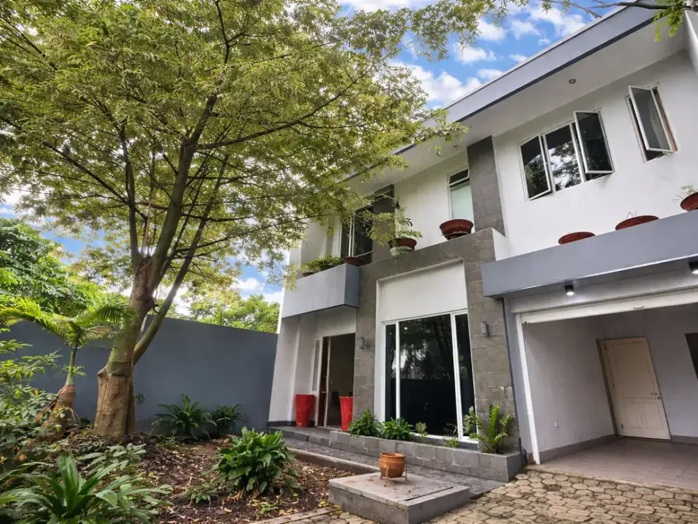 Cinere megapolitan rumah cantik halaman belakang luas