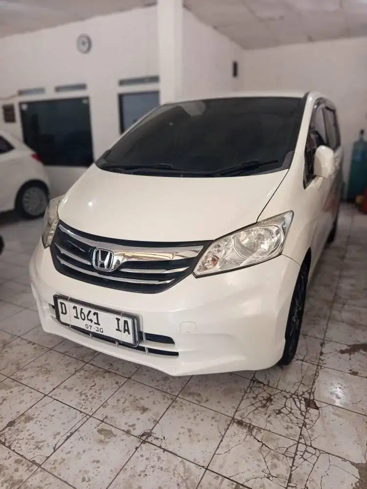 Honda freed pada automatic 2012 ( AC single)