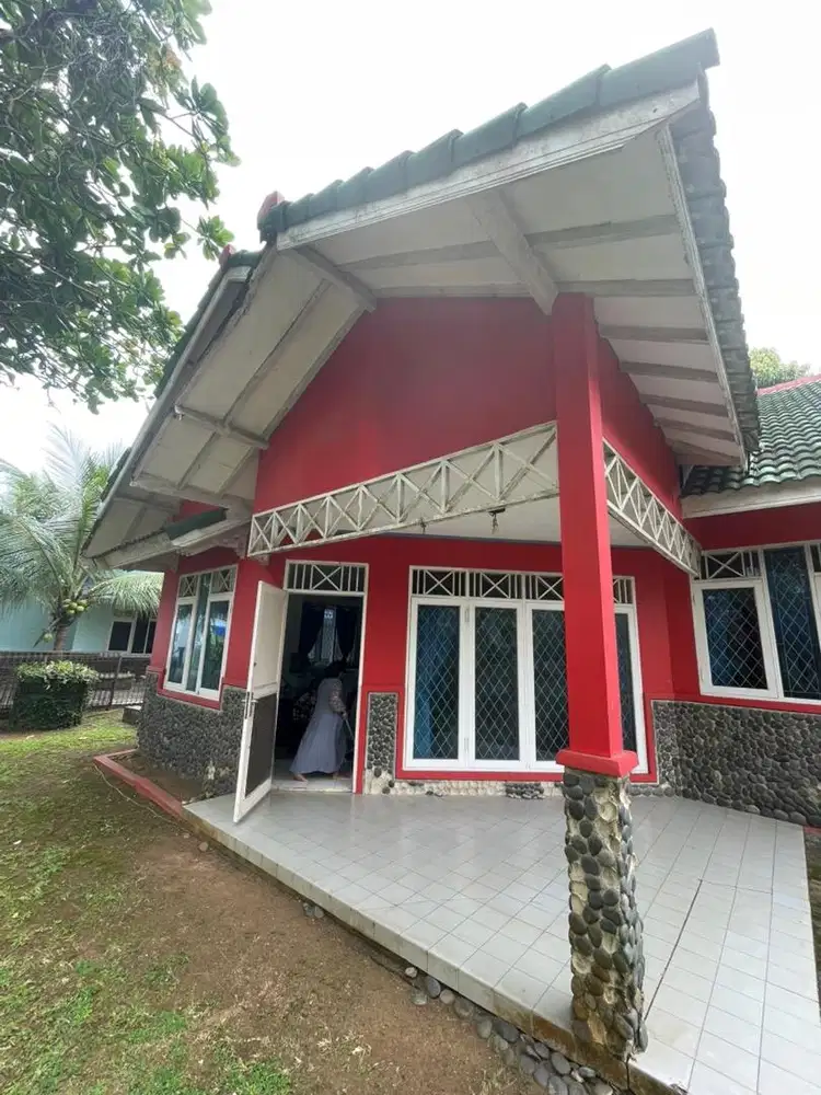 Villa Merah Nan Nyaman Di Seberang Pantai Pasauran