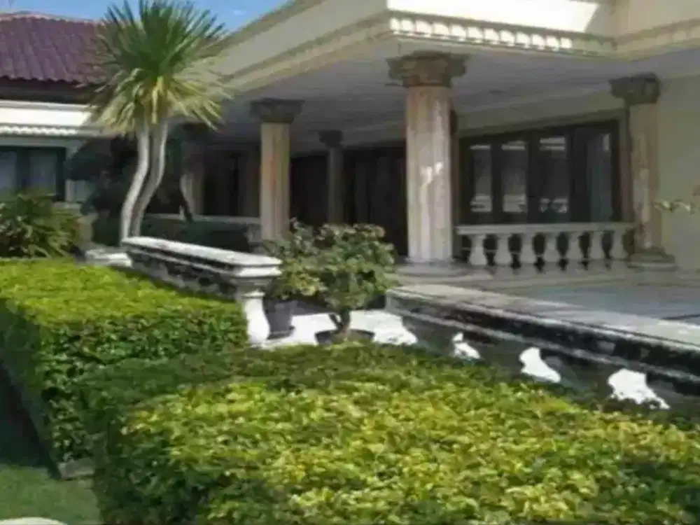 Rumah Mewah di Raya Jemur Handayani with Kolam Renang