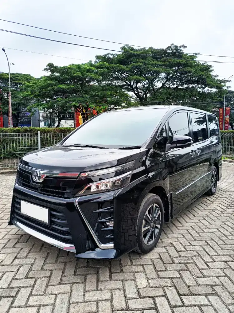 Toyota Voxy 2.0 AT 2018