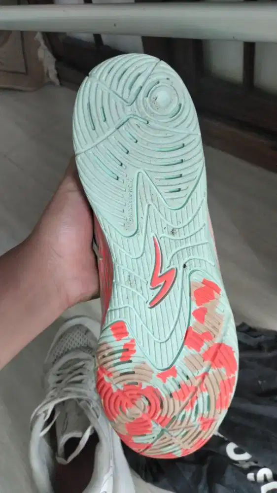 Sepatu futsal SPECS ukuran 42