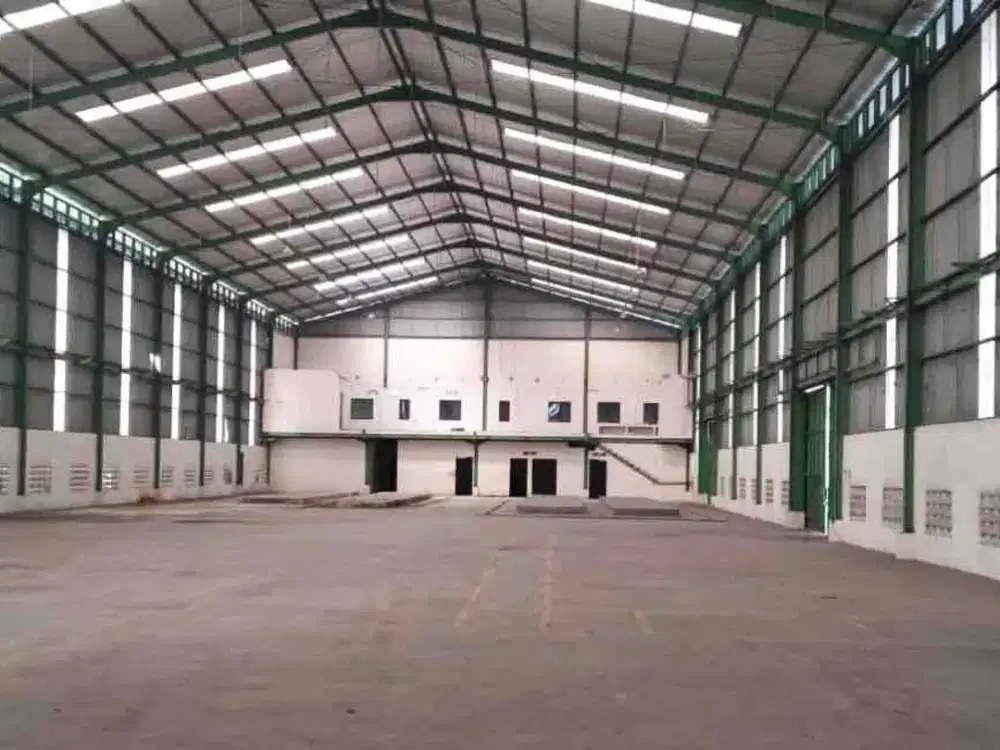 Di sewa PABRIK / GUDANG luas lahan 1.1 hektar 11.000 m2 bangunan 3.800 m2 imb pabrik dan gudang tinggi ceilling 13 m2 akses kontainer 40 feet lokasi strategis dekat exit toll cibatu dan bersebelahan dengan kawasan jababeka di jalan raya citarik Cikarang t