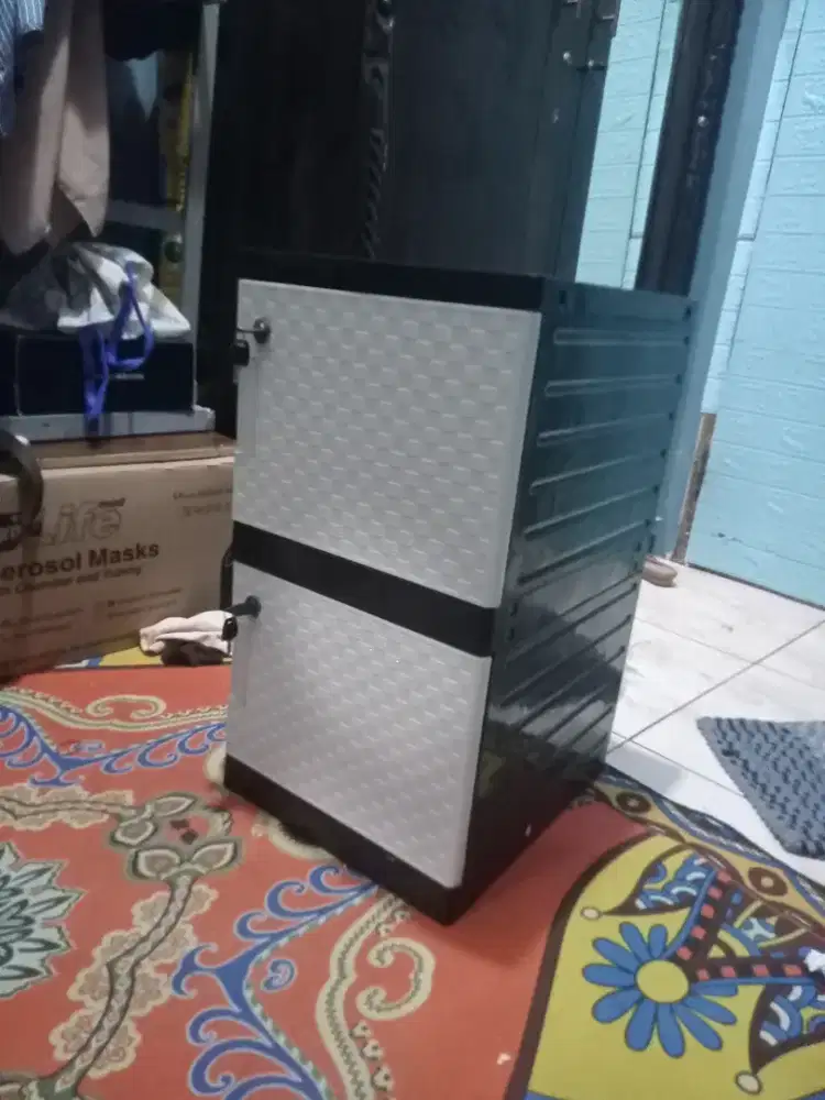 Lemari kecil dua pintu