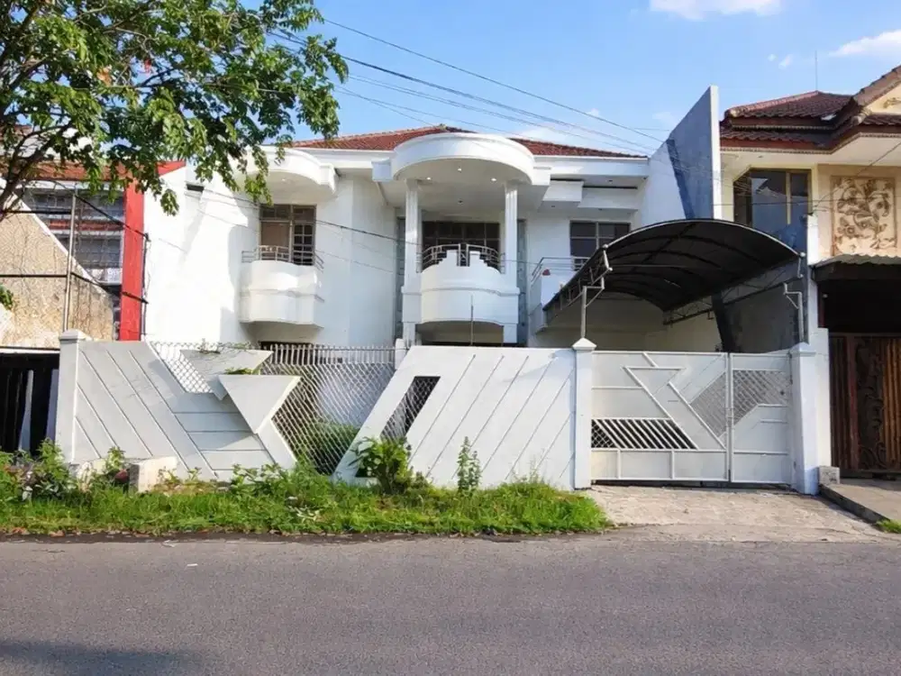 Rumah Raya Manyar Jaya Strategis • Boulevard