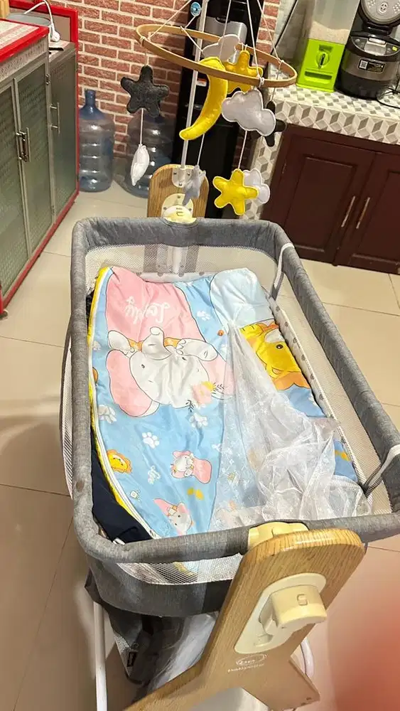 Tempat tidur bayi