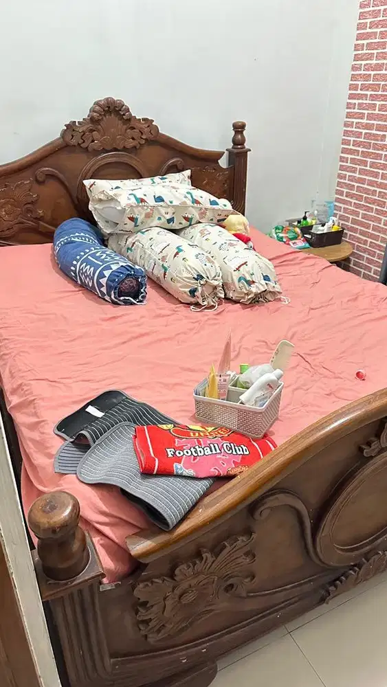 Divan tidur kayu jati
