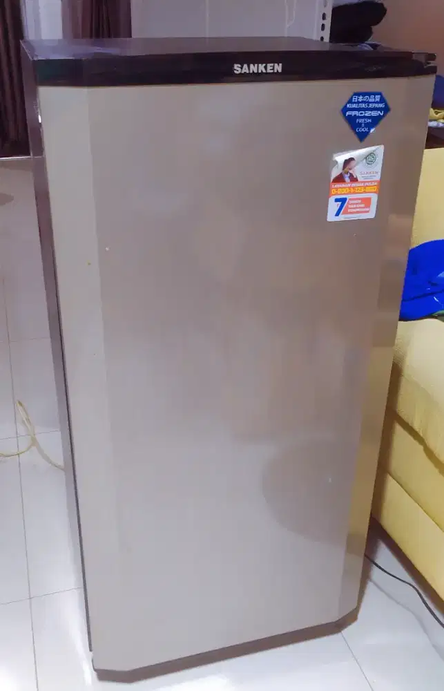 Jual kulkas freezer 1 pintu brand sanken masih normal dingin, bersih