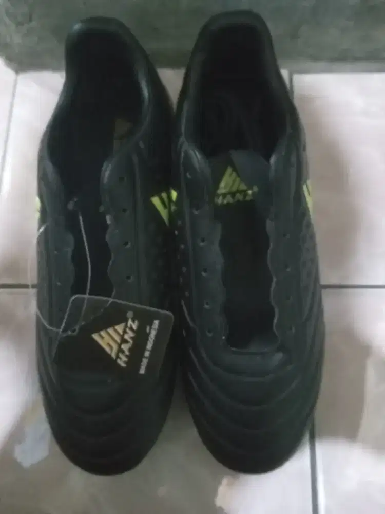 Sepatu Bola merk Hanz ukuran 39