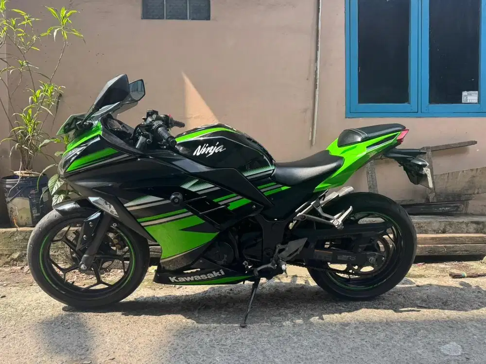 Kawasaki Ninja 250 thun 2017 pajak panjang mesin halus jozz siap gas.