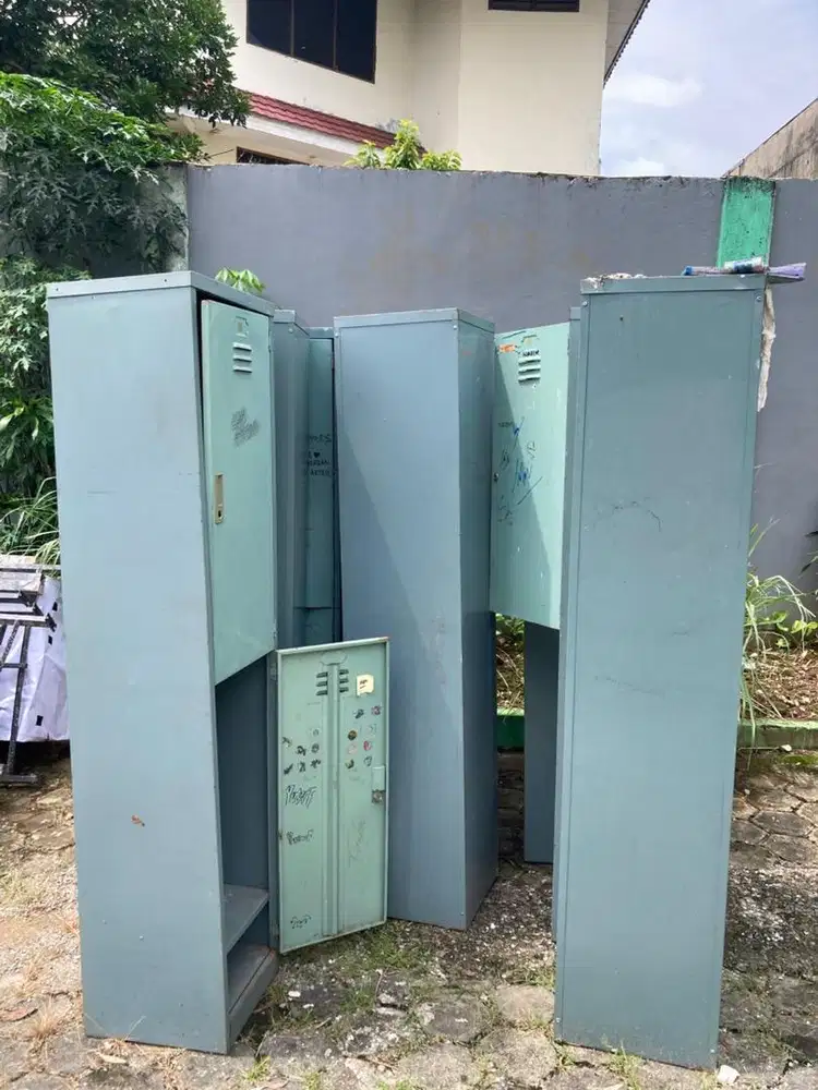BORONGAN 10 Lemari Besi / Locker dan 1 Filling  Cabinet – MURAH!